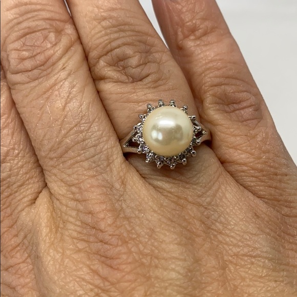 ๐2/$15. Pretty faux pearl ring. - Picture 2 of 8